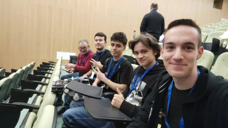 Elevi de la CNOG Sibiu, locul I la un concurs internațional cu un robot ecologic inovator