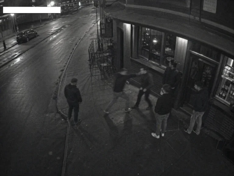 Tânăr judecat pentru o bătaie în fața unui bar. A primit 3 luni de supraveghere și trebuie să plătească daune morale