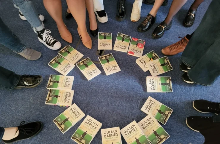 Club de lectură la Biblioteca ASTRA Sibiu: dialoguri profunde pe marginea unui volum de Julian Barnes