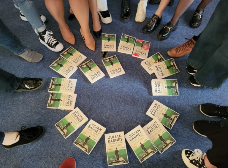 Club de lectură la Biblioteca ASTRA Sibiu: dialoguri profunde pe marginea unui volum de Julian Barnes