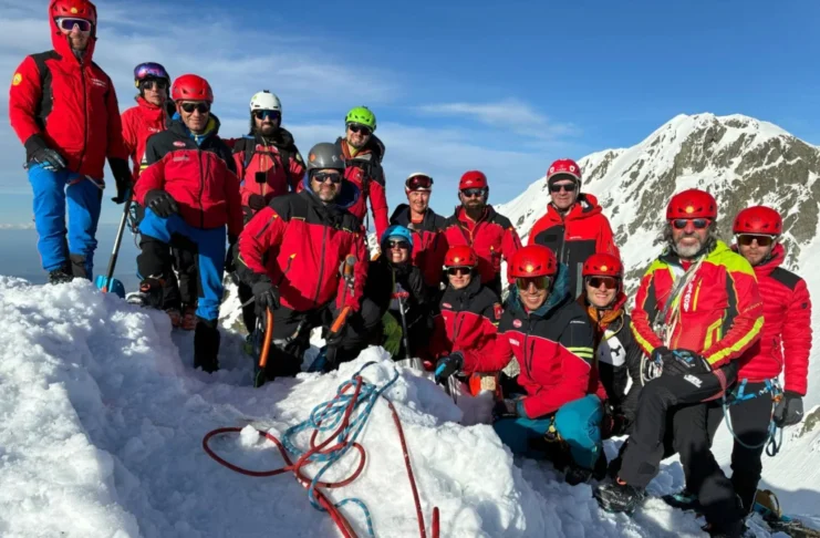 Salvamontiștii sibieni au transportat pe Vârful Văiuga o bornă de 200 kg în memoria colegului lor decedat într-o avalanșă! VIDEO