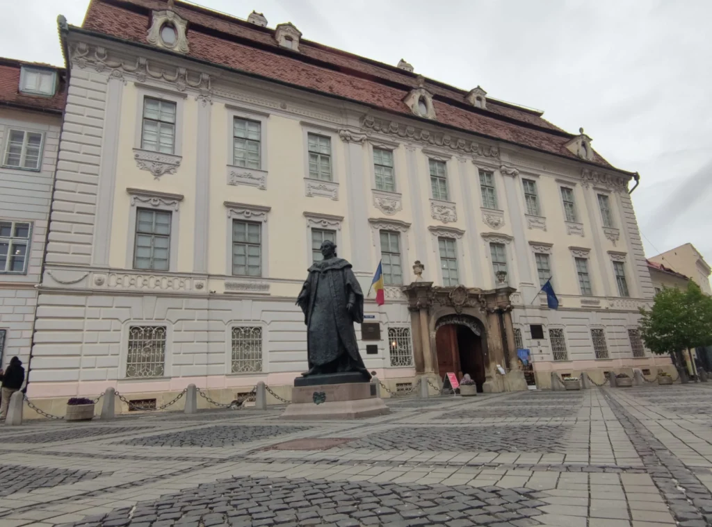 Muzeul Brukenthal, o clădire istorică din Sibiu, în contextul provocărilor financiare și de personal.