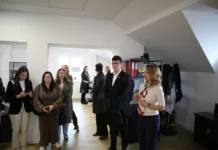 Intrarea principală și zona de acces îmbunătățite la Consiliul Județean Sibiu după renovare