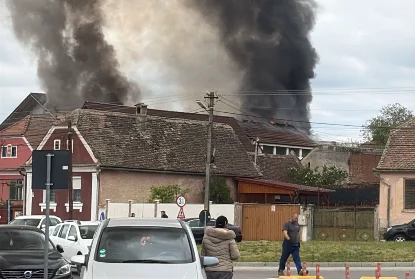 Incendiu în Șura Mică: Trei locuințe și două anexe au fost cuprinse de flăcări!