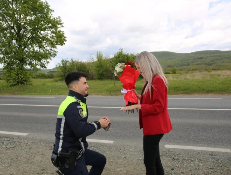Cerere în căsătorie surpriză plănuită de un polițist pentru aleasa sa: „Am crezut că m-a luat radarul!”