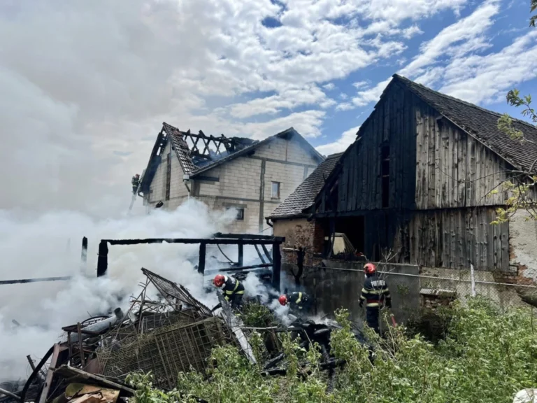 Mesajul transmis de ISU Sibiu după incendiul de astăzi de la Șura Mică: „Prevenția nu e opțională. E diferența dintre «acasă» și «a fost odată»”