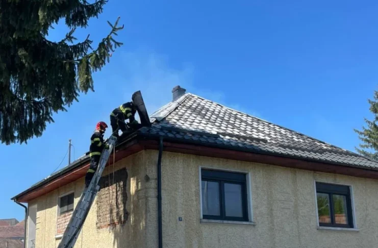Incendiu violent în Mediaș: Acoperișul unei case a fost cuprins de flăcări!