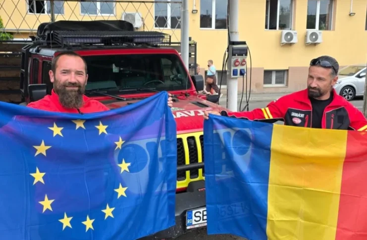 Drapelele României și Uniunii Europene, arborate pe Creasta Făgărașilor de salvamontiștii sibieni, de Ziua Europei