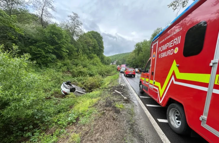 Accident pe Hula Bradului: Doi tineri au ajuns la spital după ce s-au răsturnat cu mașina!