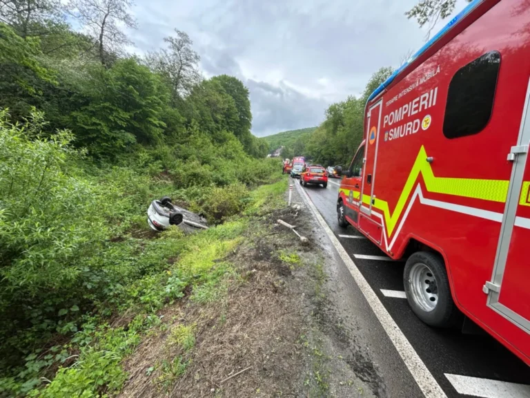 Accident pe Hula Bradului: Doi tineri au ajuns la spital după ce s-au răsturnat cu mașina!