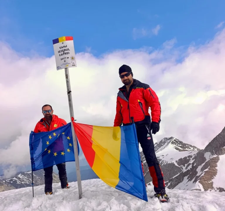 Salvamontiștii sibieni au marcat Ziua Europei printr-o ascensiune simbolică pe Vârful Iezerul Caprei