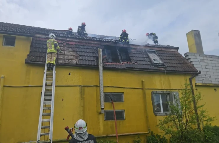 Incendiu în Șura Mică: Podul și acoperișul unei case au fost cuprinse de flăcări!