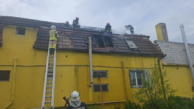 Incendiu în Șura Mică: Podul și acoperișul unei case au fost cuprinse de flăcări!