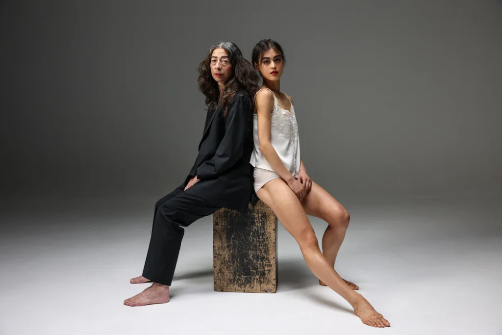 Solistele Georgeta Capraroiu și Tara Darlami dansează în spectacolul FREEDa inspirat de Frida Kahlo