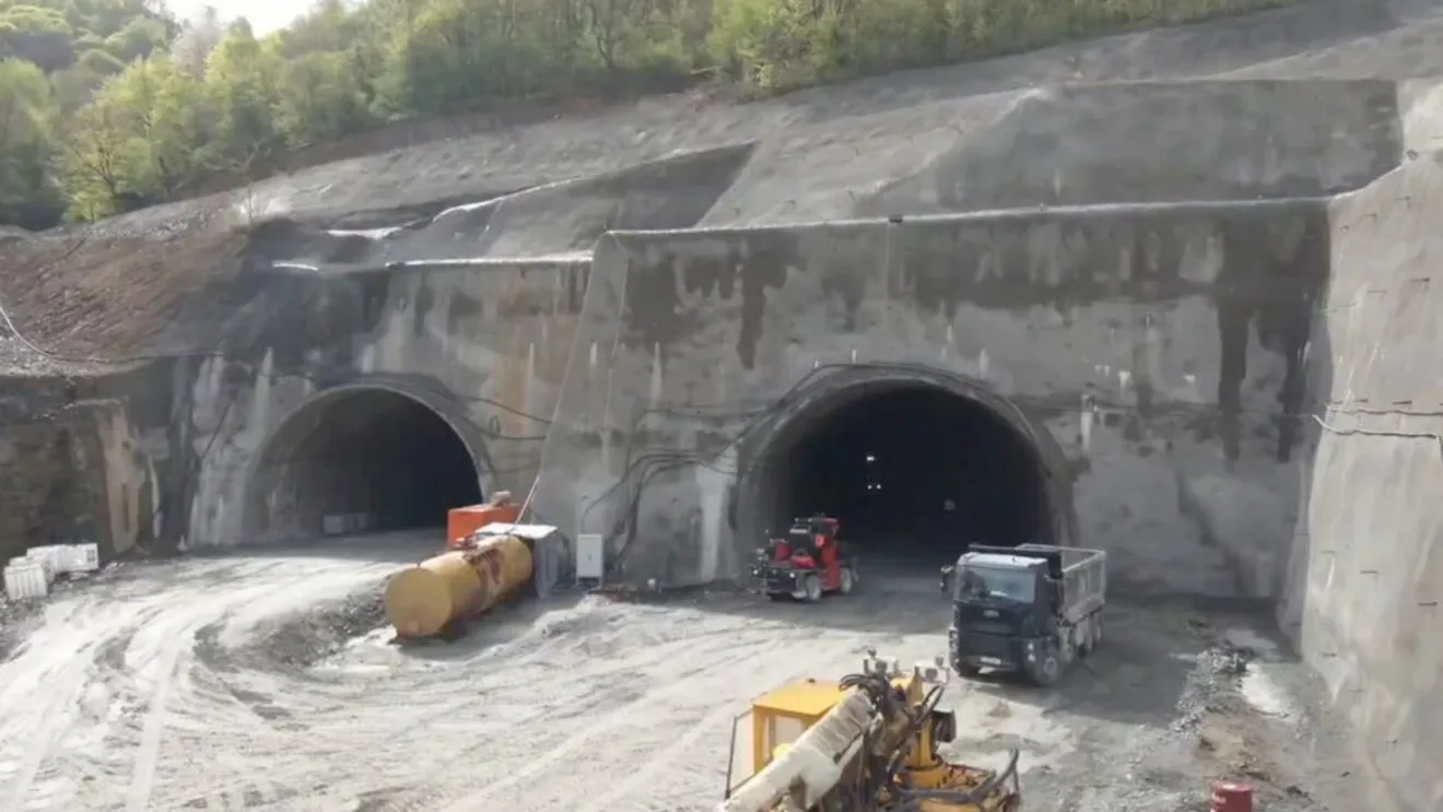 Lucrări de excavare în a doua galerie a tunelului Robești de pe Autostrada Sibiu-Pitești