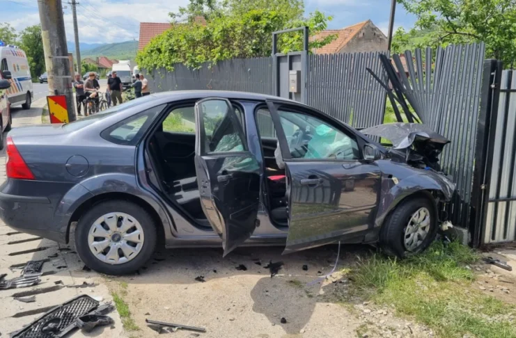 Accident cu trei mașini la Bradu: traficul rutier se desfășoară alternativ FOTO