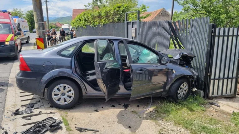Accident cu trei mașini la Bradu: traficul rutier se desfășoară alternativ FOTO