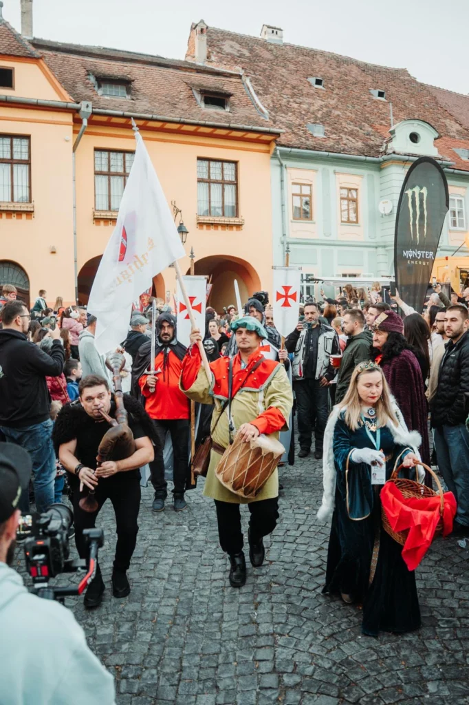 Sighișoara, ultima cetate medievală încă locuită din Europa, dă startul verii cu festivalul „Carnaval în cetate”