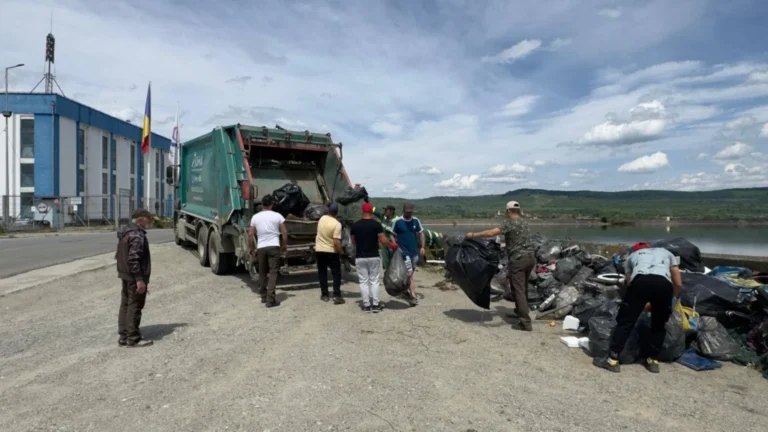 Acțiune amplă de ecologizare pe malul râului Olt, în zona barajului Avrig