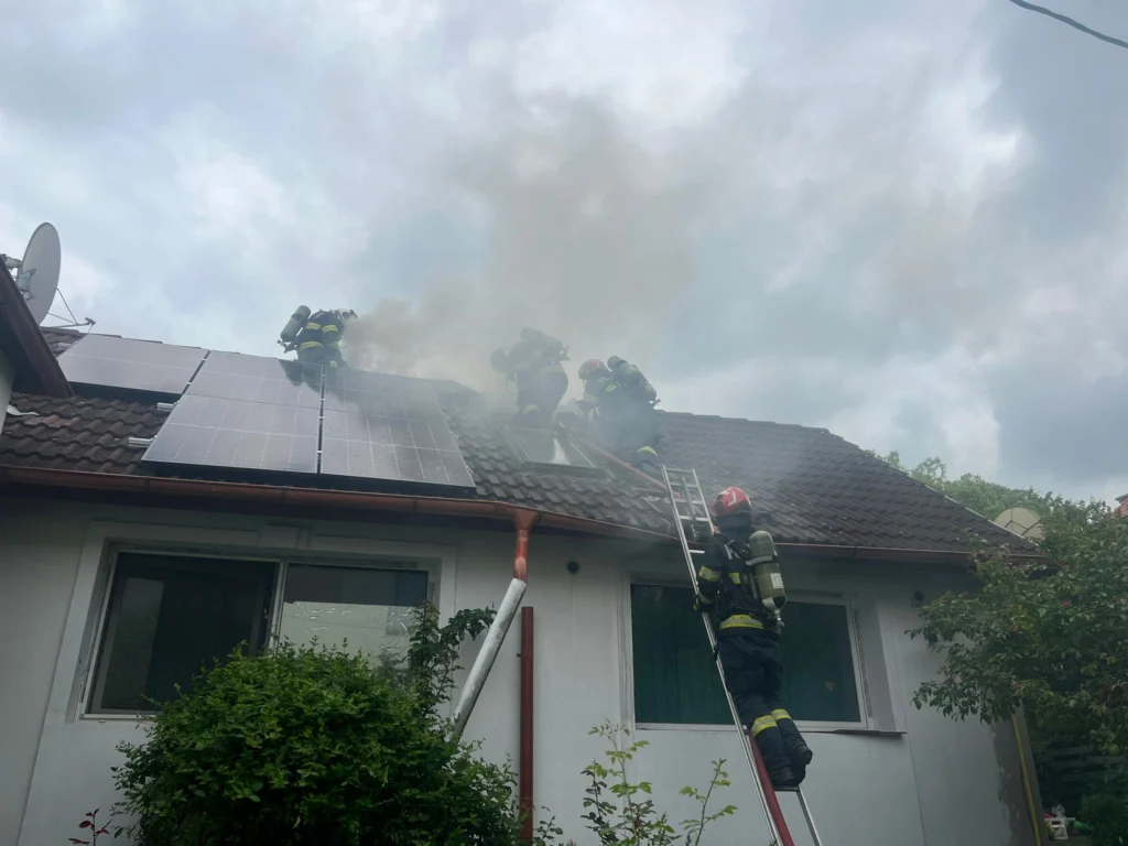 Acoperișul unei clădiri în flăcări din cauza incendiului din Sibiu
