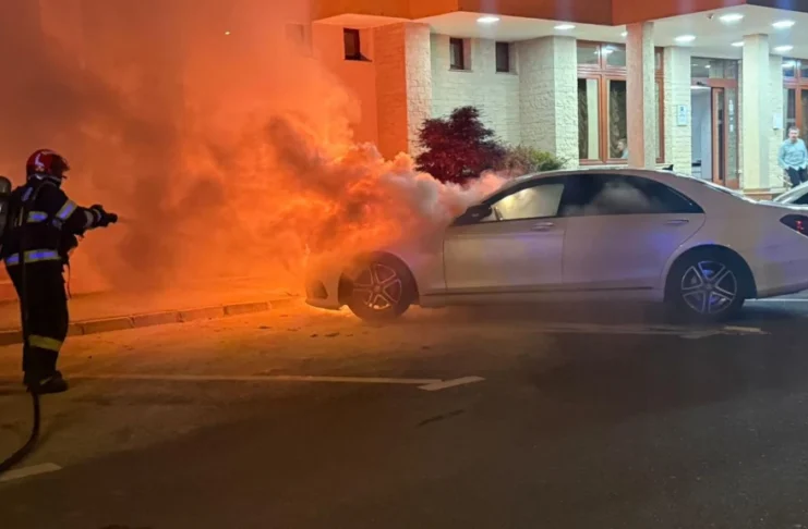 O mașină hibrid parcată a izbucnit singură în flăcări aseară pe strada Școala de Înot!