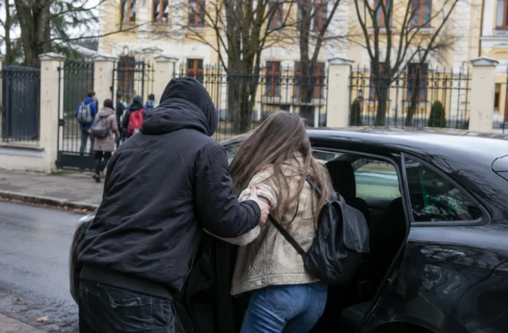 Tânăr condamnat după ce a amenințat o minoră pe Instagram și a urcat-o cu forța într-o mașină