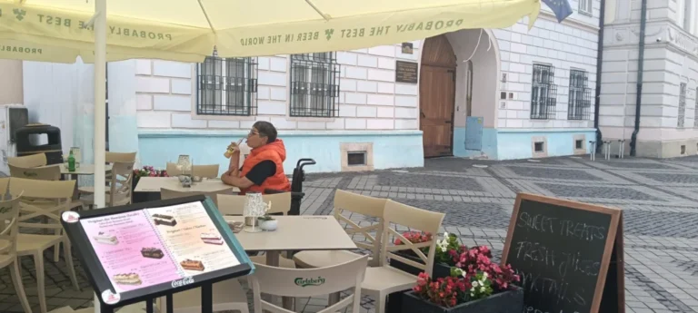 Lecție de demnitate în centrul Sibiului: Președintele Asociației „Nu Suntem Invizibili” a descoperit o cofetărie care respectă persoanele cu dizabilități!
