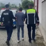 VIDEO Un tânăr din Rășinari a fost reținut de polițiști după ce a atacat o gospodărie și a amenințat două persoane!
