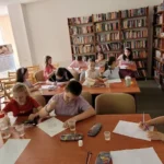 „Flori de mai” au prins viață la Biblioteca ASTRA Sibiu, în cadrul unui atelier de pictură dedicat copiilor
