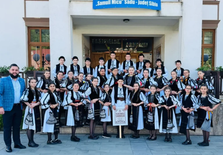 Tinerii din Sadu duc mai departe tradiția: premii importante pentru „Vlăstarele Sadului” la festivalul de folclor de la Tălmăcel
