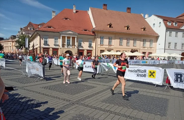 VIDEO Proiectele pentru care aleargă sibienii la Maratonul Internațional Sibiu. De vorbă cu șapte alergători!