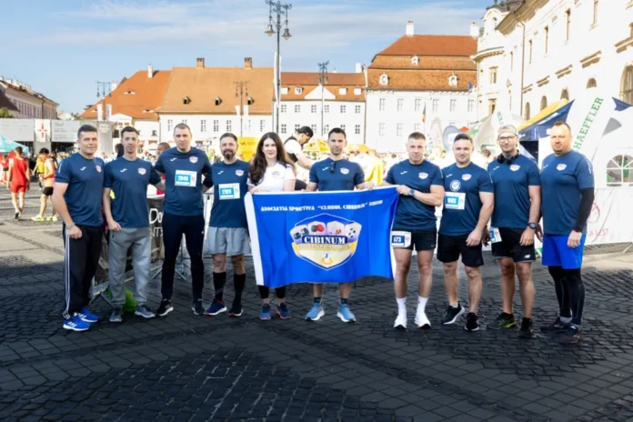 Jandarmi alergând pe traseul Maratonului Internațional Sibiu pentru a sprijini copiii locali