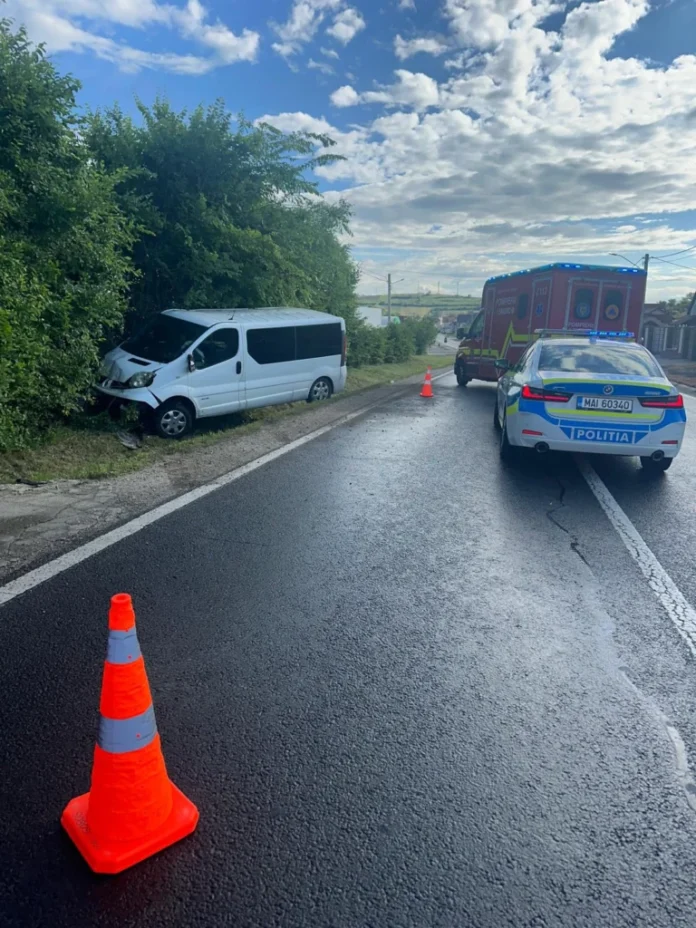 Locul accidentului rutier din Sibiu, cu microbuzul ieșit de pe drum în Șura Mare