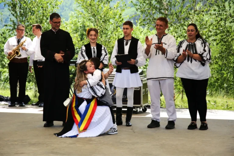 Emoție dincolo de cuvinte la „Hora de la Rusca”. Părinții micuțului Alexandru au urcat pe scenă pentru a mulțumi comunității care le-a salvat fiul