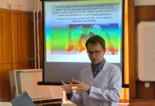Elevii Colegiului Național „Samuel von Brukenthal” au participat la sesiuni de prevenire a fumatului în cadrul campaniei „Respiră Liber” Dr. Rareș Arseniu durante prezentării sale educaționale despre prevenirea fumatului pentru elevi.
