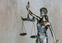 Prim-procurorii din România critică proiectul noii legi a salarizării, acuzând că va genera noi inechități și discriminări Magistrați discutând proiectul noii legi a salarizării care a stârnit critici în sistemul juridic.