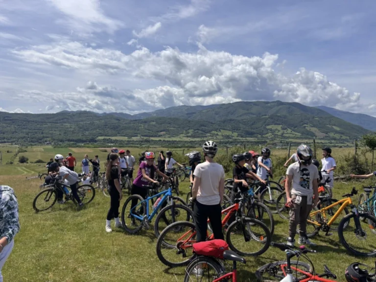 Elevii din Sadu au inaugurat noul traseu MTB Family de Ziua Mondială a Bicicletei