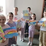 Copiii au deschis o „fereastră-curcubeu” spre amintirile vacanțelor, la Biblioteca ASTRA Sibiu