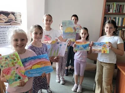 Copiii au deschis o „fereastră-curcubeu” spre amintirile vacanțelor, la Biblioteca ASTRA Sibiu