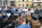 Emoții puternice astăzi în Piața Mare din Sibiu: sute de studenți ai ULBS și AFT au sărbătorit absolvirea studiilor universitare
