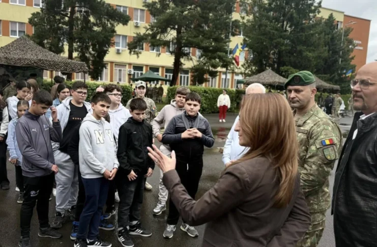 40 de elevi au descoperit mediul militar la Academia Forțelor Terestre din Sibiu