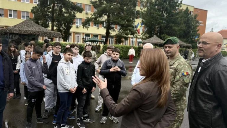 40 de elevi au descoperit mediul militar la Academia Forțelor Terestre din Sibiu