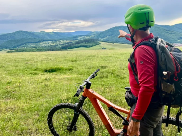 Ture cu biciclete electrice pe potecile munților, în programul „Anii Drumeției”