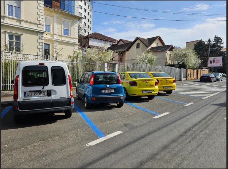 Primăria Sibiu continuă refacerea marcajelor parcărilor pe încă cinci străzi din oraș