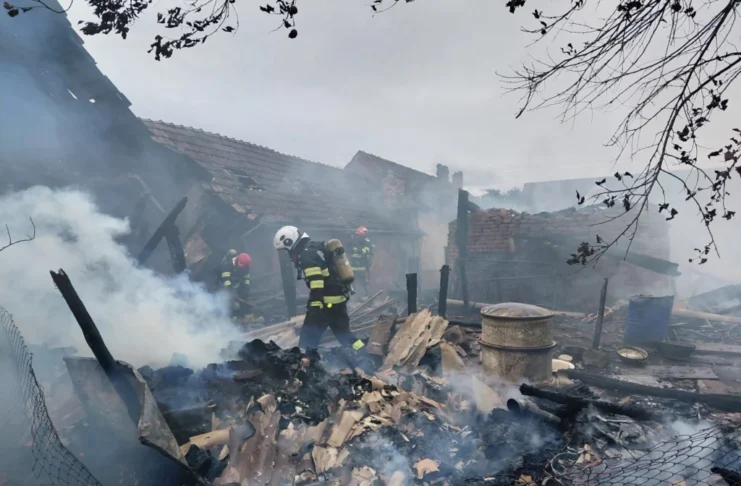 Incendiu la o gospodărie din Hosman: mai multe clădiri afectate