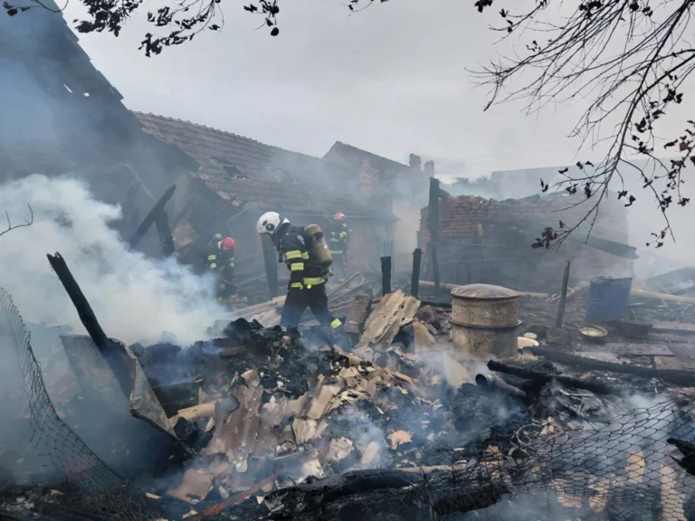 Incendiu la o gospodărie din Hosman: mai multe clădiri afectate