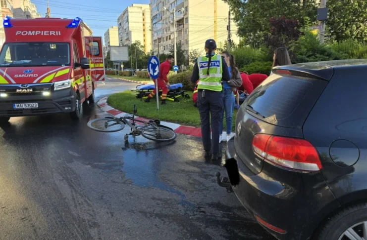 Biciclist rănit într-un accident produs în sensul giratoriu de la intersecția bulevardului Mihai Viteazu cu strada Rahovei