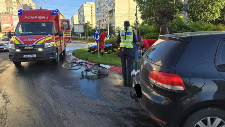 Biciclist rănit într-un accident produs în sensul giratoriu de la intersecția bulevardului Mihai Viteazu cu strada Rahovei