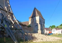 Prăbușire de zid la biserica fortificată din Moșna. Specialiștii investighează cauzele și pregătesc măsuri de intervenție Vedere aeriană sau de ansamblu a bisericii fortificate din Moșna, cu acoperiș și turnuri
