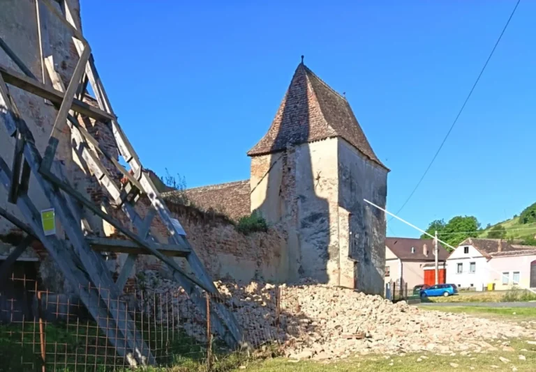 Prăbușire de zid la biserica fortificată din Moșna. Specialiștii investighează cauzele și pregătesc măsuri de intervenție